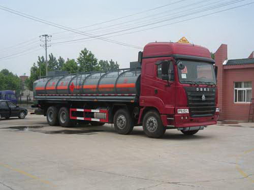 重汽豪運(yùn)大馬力前四后八化工液體運(yùn)輸車