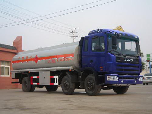 江淮前雙橋小三軸化工液體運(yùn)輸車